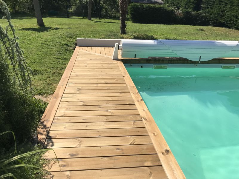 Plage piscine en bois